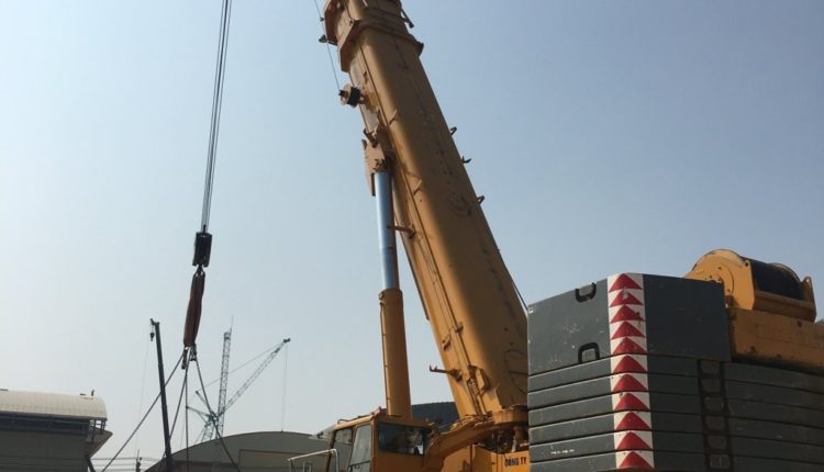 Xe cau banh lop 500t dang lam viec_1