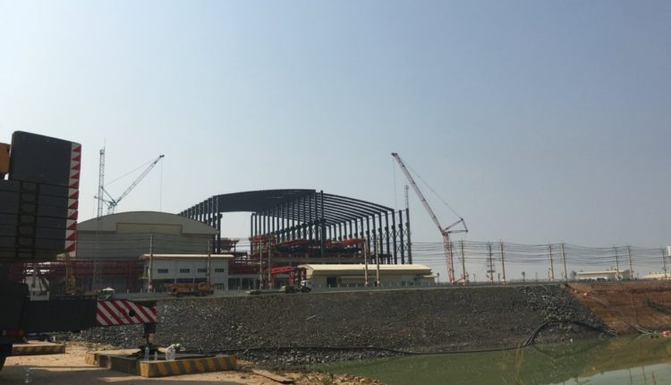 Xe cau banh lop 500t dang lam viec_12