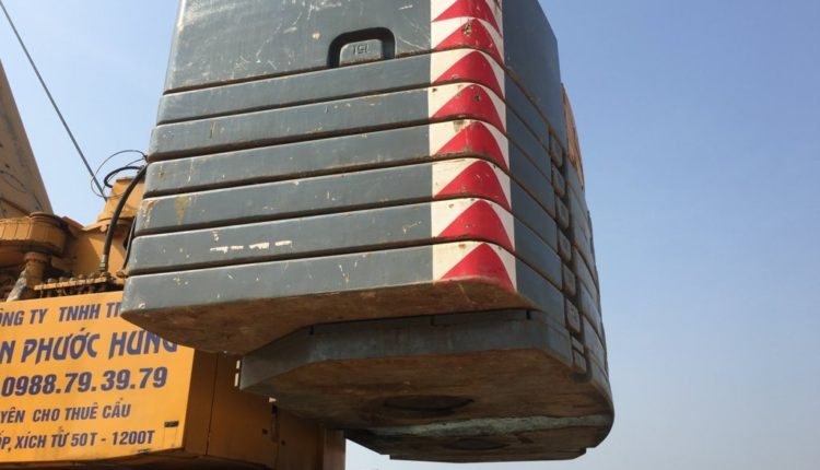 Xe cau banh lop 500t dang lam viec_13