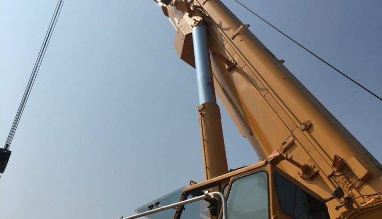 Xe cau banh lop 500t dang lam viec_2