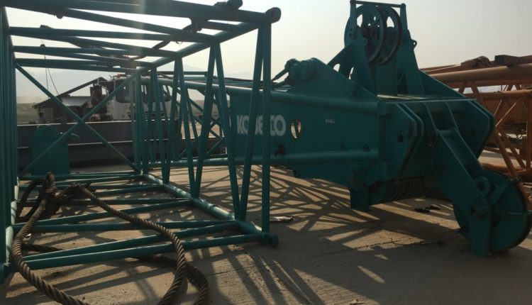 Xe cau banh lop 500t dang lam viec_4