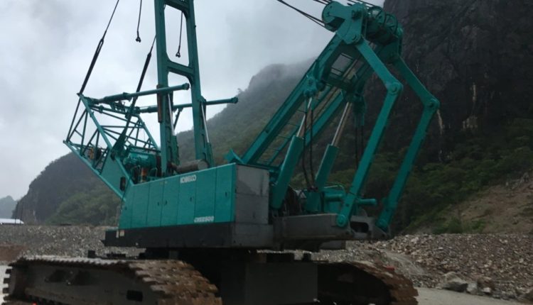 Cẩu bánh xích 250 tấn Kobelco CKE2500 làm việc tại Lào
