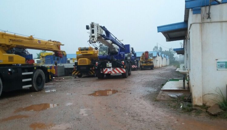 Vận chuyển xe cẩu bánh lốp từ nhà máy Lọc Dầu Nghi Sơn ra Cảng