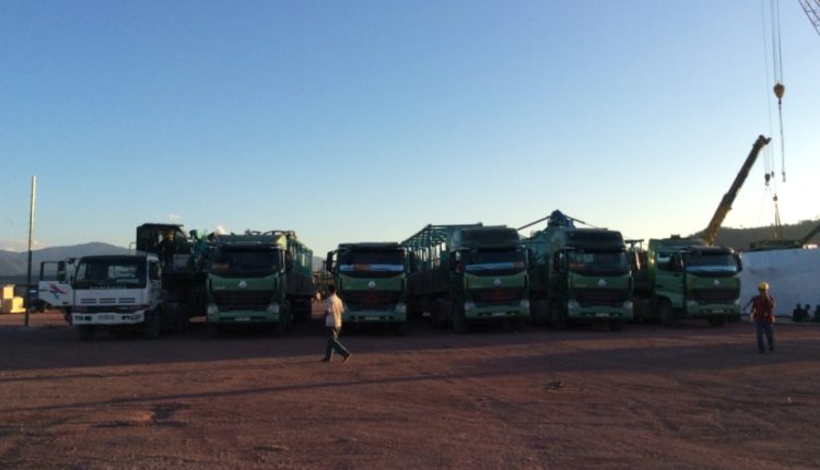 VAN CHUYEN XE CAU BANH XICH 250 T DI HONG SA LAO_11