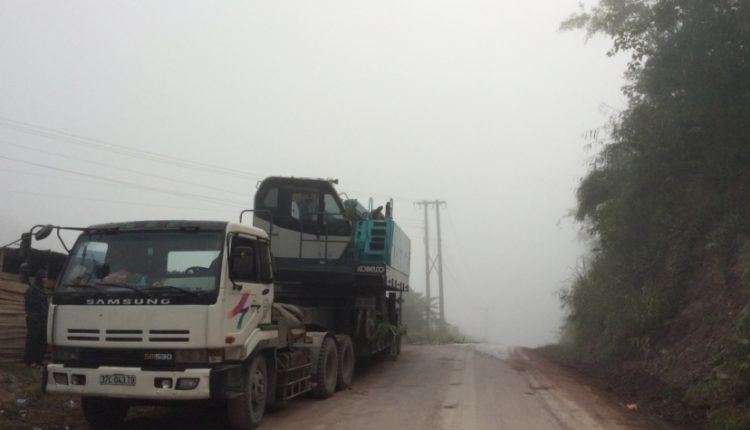 VAN CHUYEN XE CAU BANH XICH 250 T DI HONG SA LAO_13