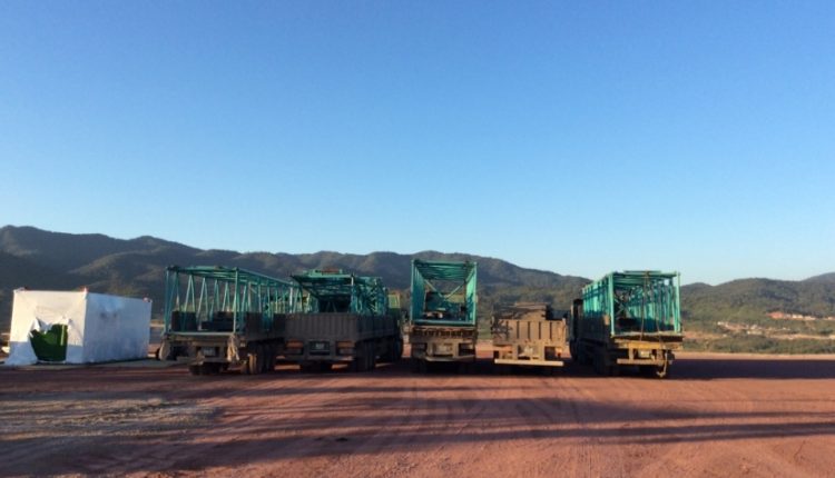 VAN CHUYEN XE CAU BANH XICH 250 T DI HONG SA LAO_8