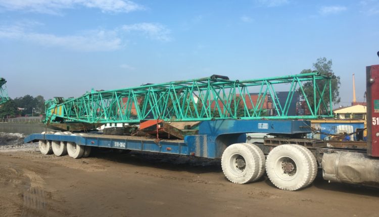 Vận chuyển xe cẩu bánh xích 50 tấn từ Cảng về Bãi TPHCM